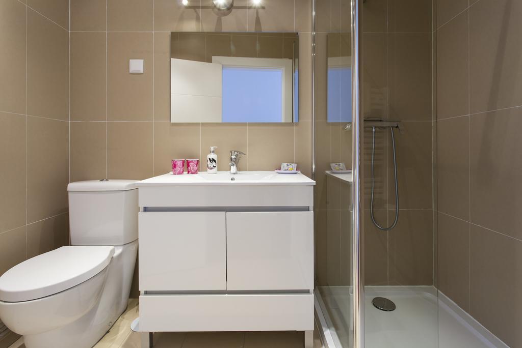 Joivy Joyful 2Br Apt With Terrace Nearby Sao Bento Palace Lisbon Room photo