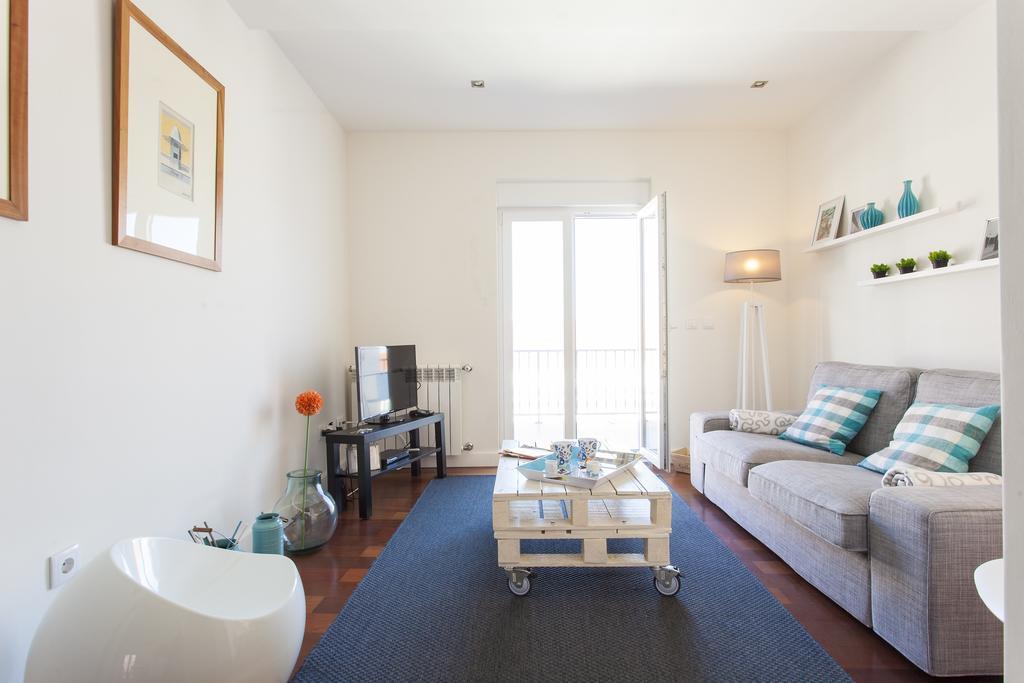 Joivy Joyful 2Br Apt With Terrace Nearby Sao Bento Palace Lisbon Room photo