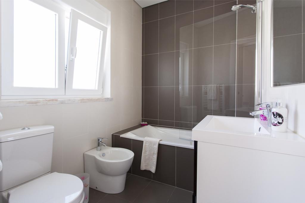 Joivy Joyful 2Br Apt With Terrace Nearby Sao Bento Palace Lisbon Room photo